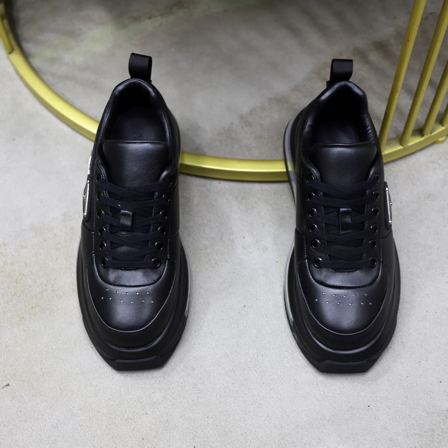 Ex-factory price: 640 💰Prada/Prada Men's casual delivery, using imported cowhide leather upper, Prada triangle logo, lambskin lining, original air cushion bottom, rubber sewing technology, rubber bottom layer, excellent shock absorption effect, comfortable on the feet! Size: 39-44 (45, 46 customized)
